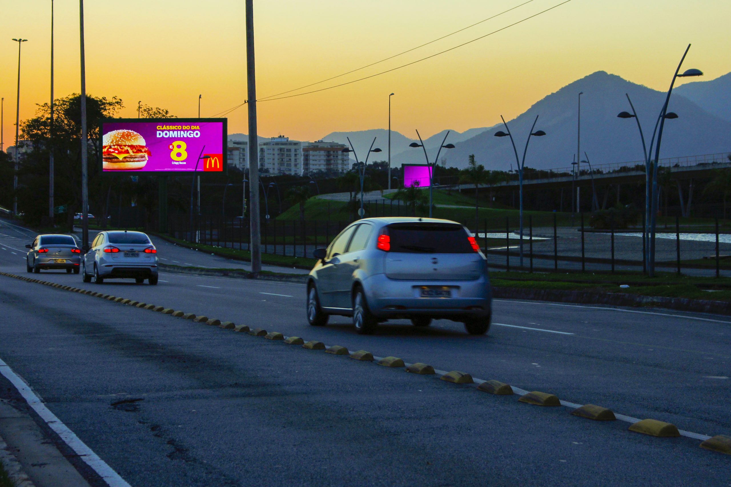 hezagono-mc-donalds-domingo-painel-led-